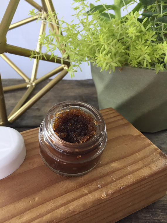 Biologische chocolade lippenscrub voor schilferige, gebarsten lippen